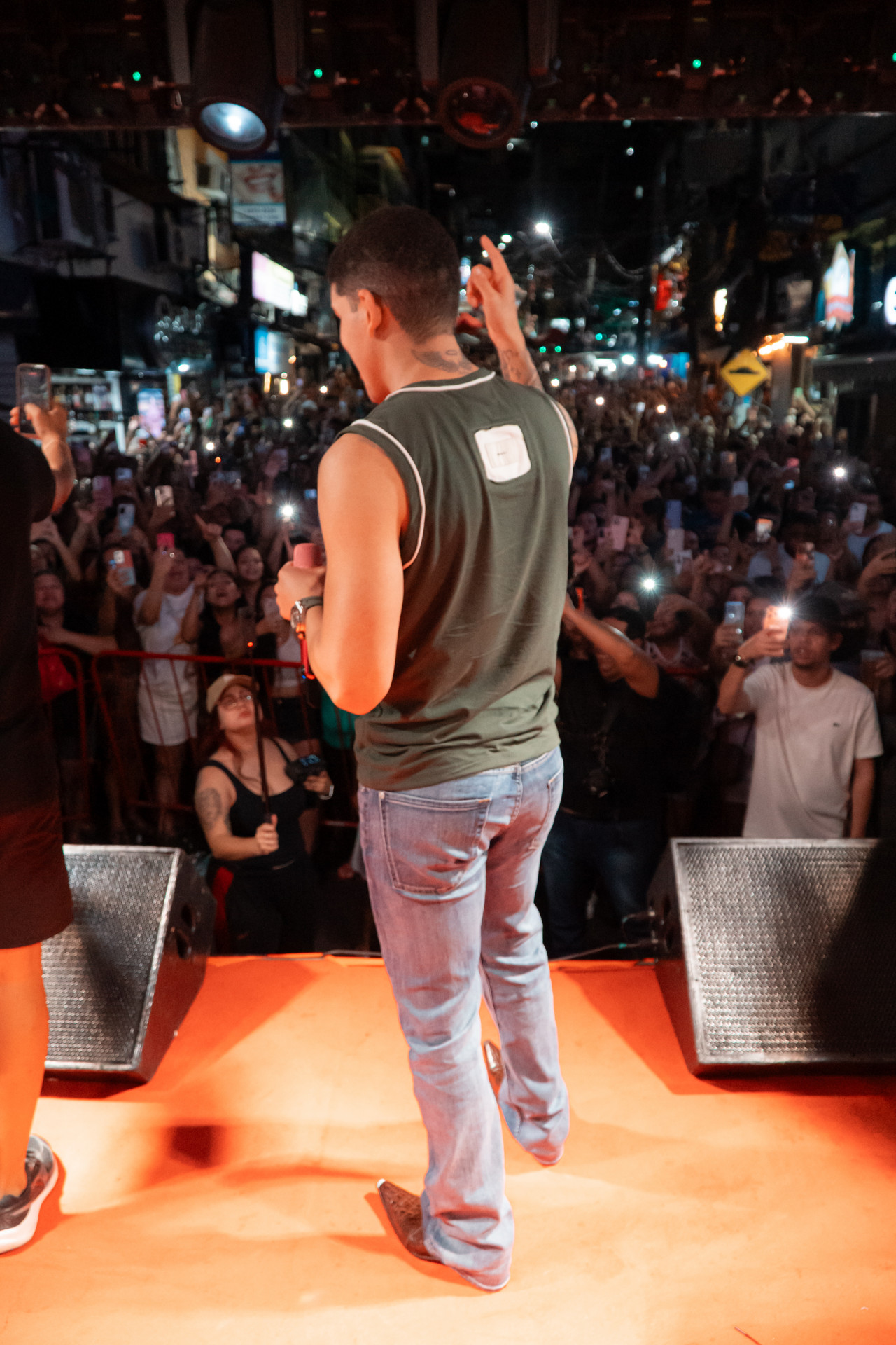 Zé Vaqueiro faz show surpresa na Rocinha