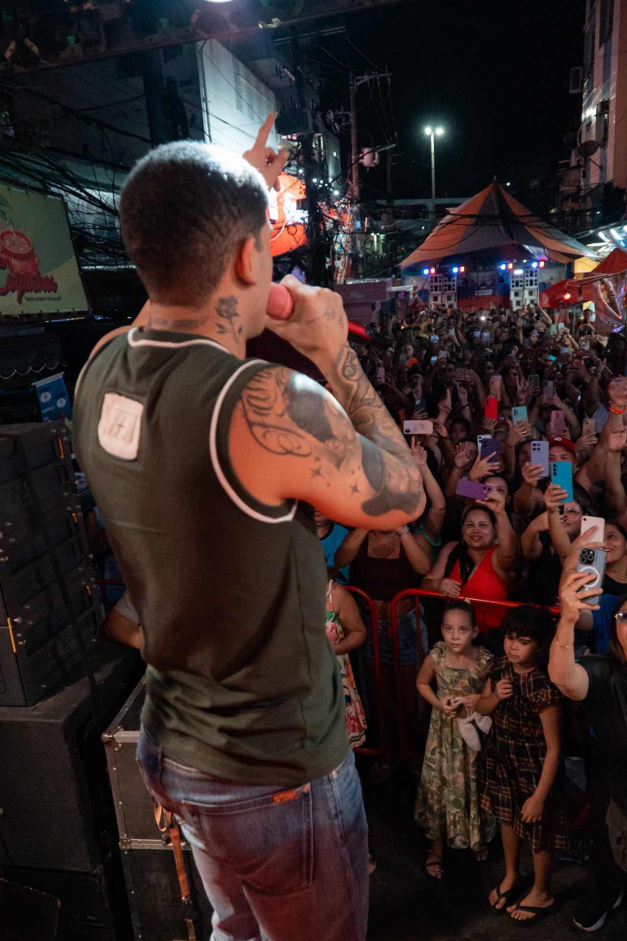 Zé Vaqueiro faz show surpresa na Rocinha