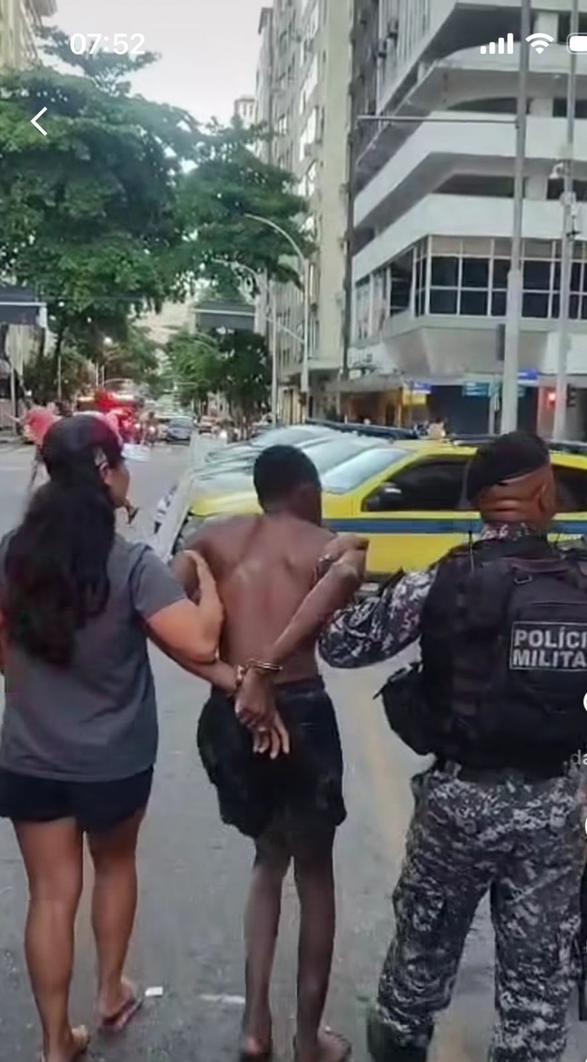 Criminoso com 22 passagens pela polícia é preso em barraca de caipirinha na praia de Ipanema