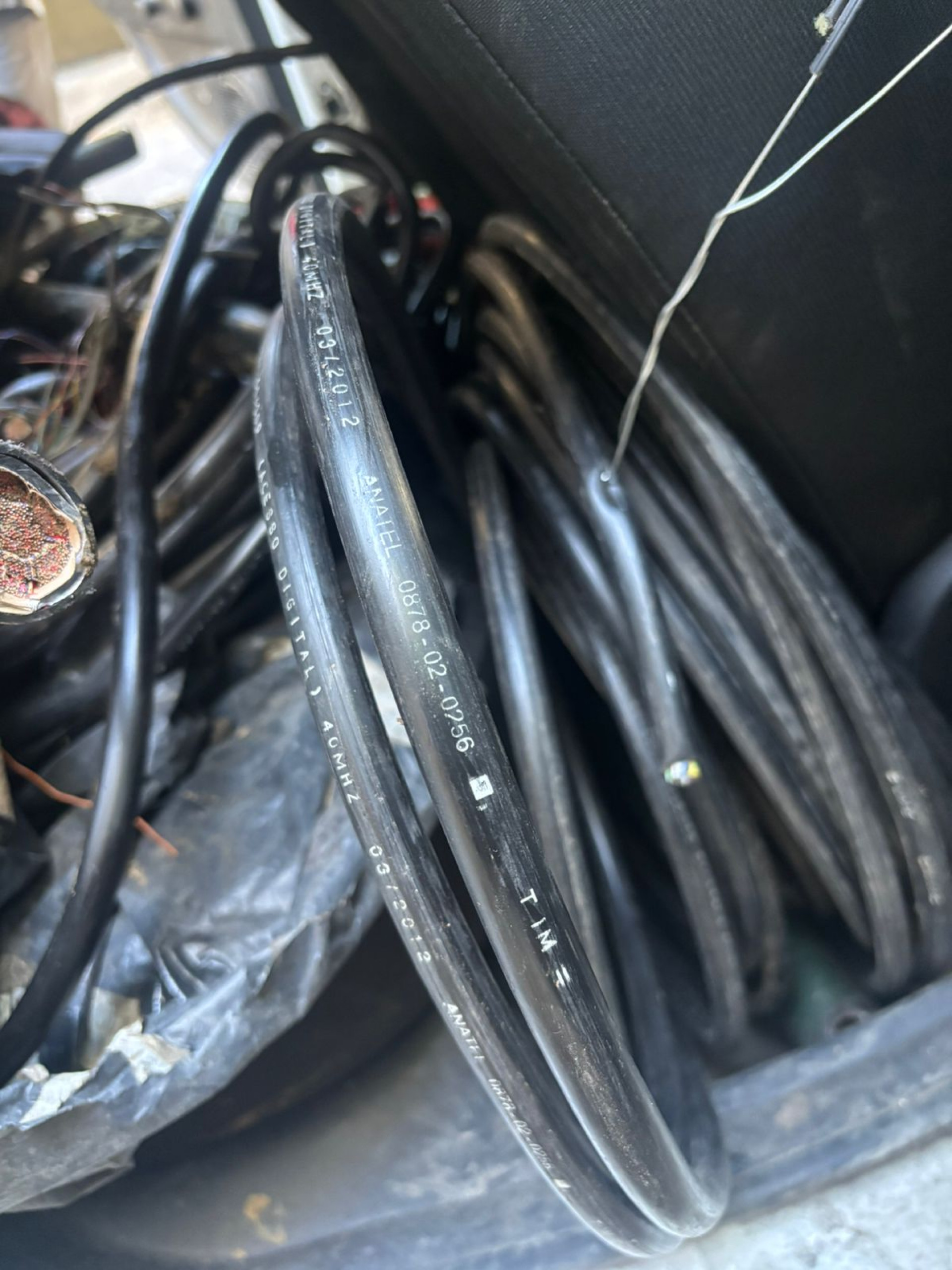 Foram apreendidos cerca de 80 quilos de cabos de empresas de telefonia
 - Divulgação / PCERJ