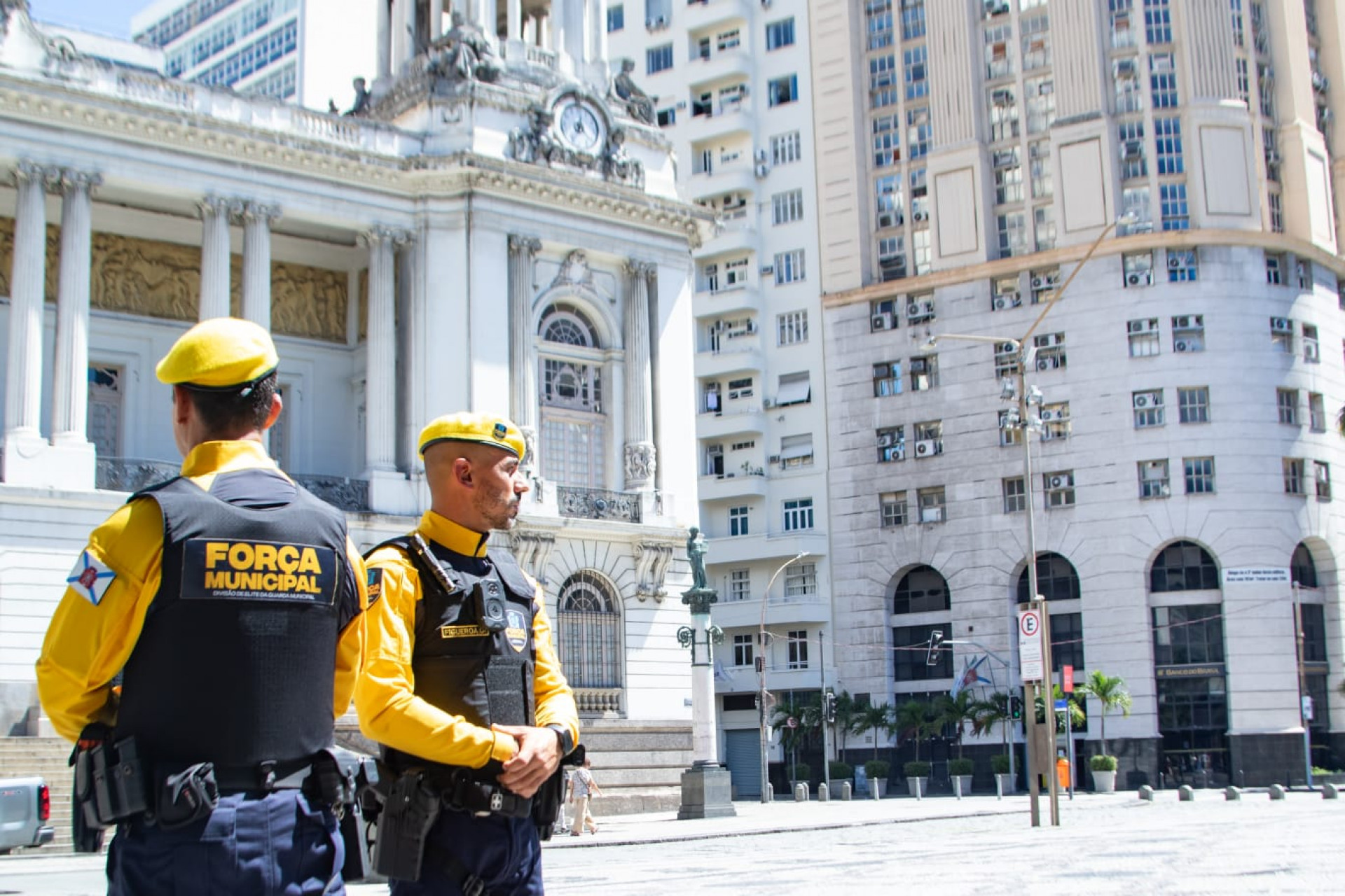 Agentes da Força Municipal carregam uma pistola e outros equipamentos - Érica Martin / Agência O Dia