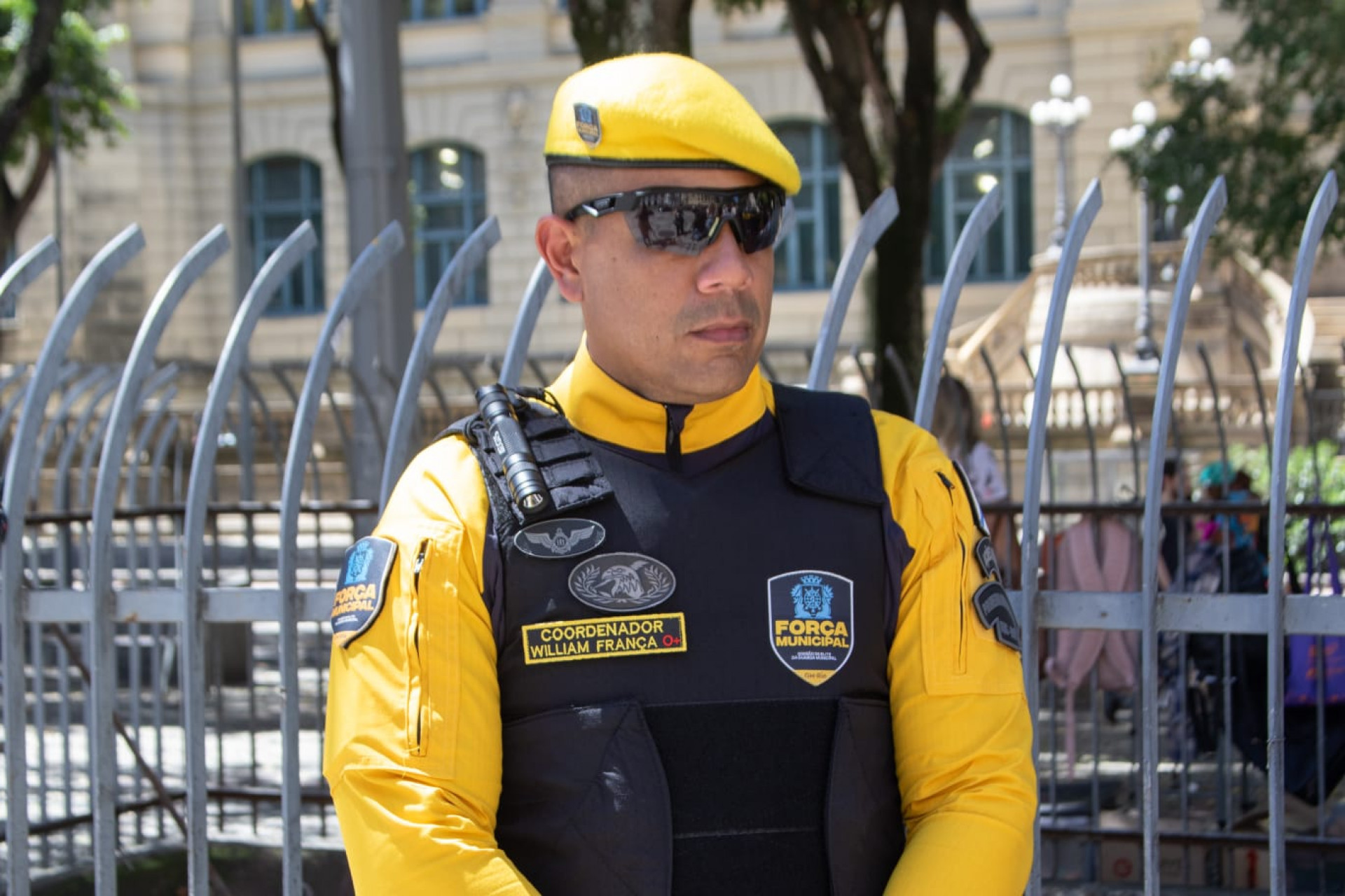 Agentes da Força Municipal carregam uma pistola e outros equipamentos - Érica Martin / Agência O Dia