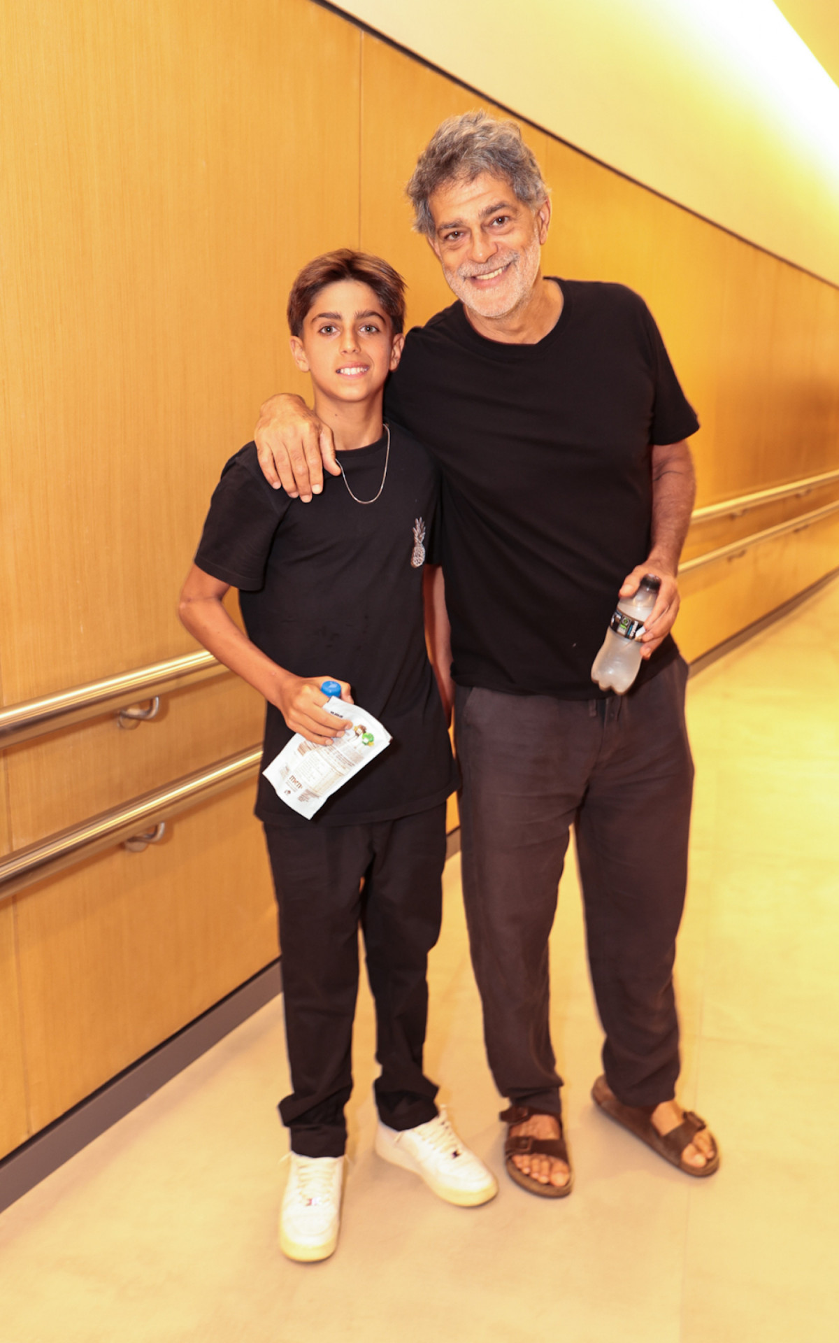 Zico reúne familiares, amigos e jogadores em pré-estreia de filme sobre sua trajetória