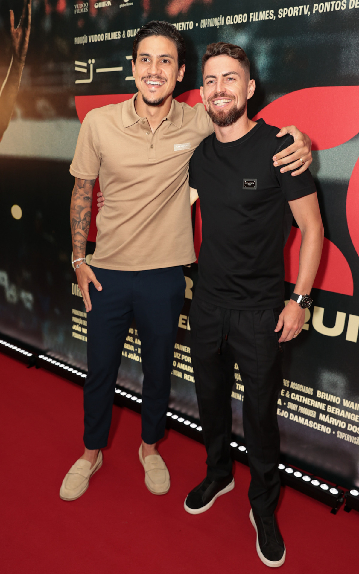 Zico reúne familiares, amigos e jogadores em pré-estreia de filme sobre sua trajetória