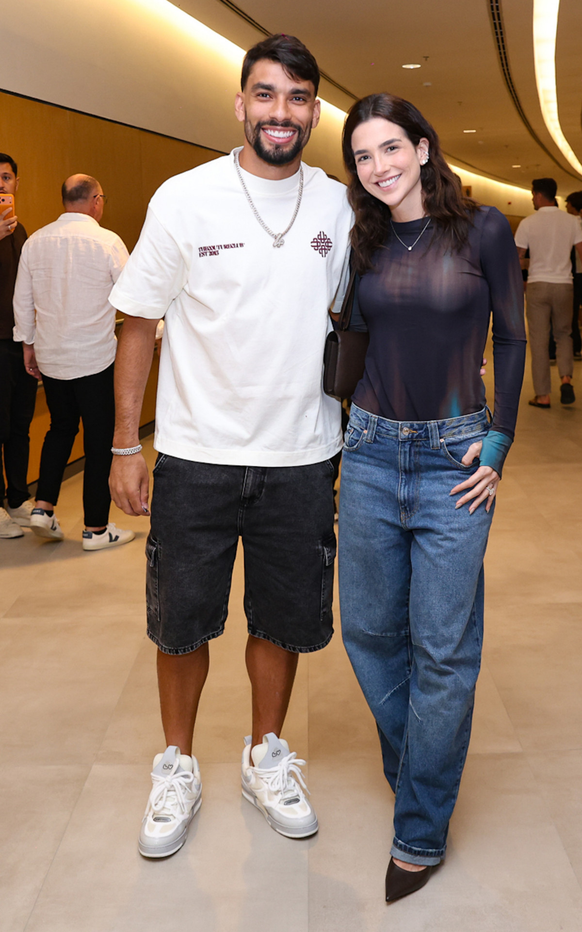 Zico reúne familiares, amigos e jogadores em pré-estreia de filme sobre sua trajetória