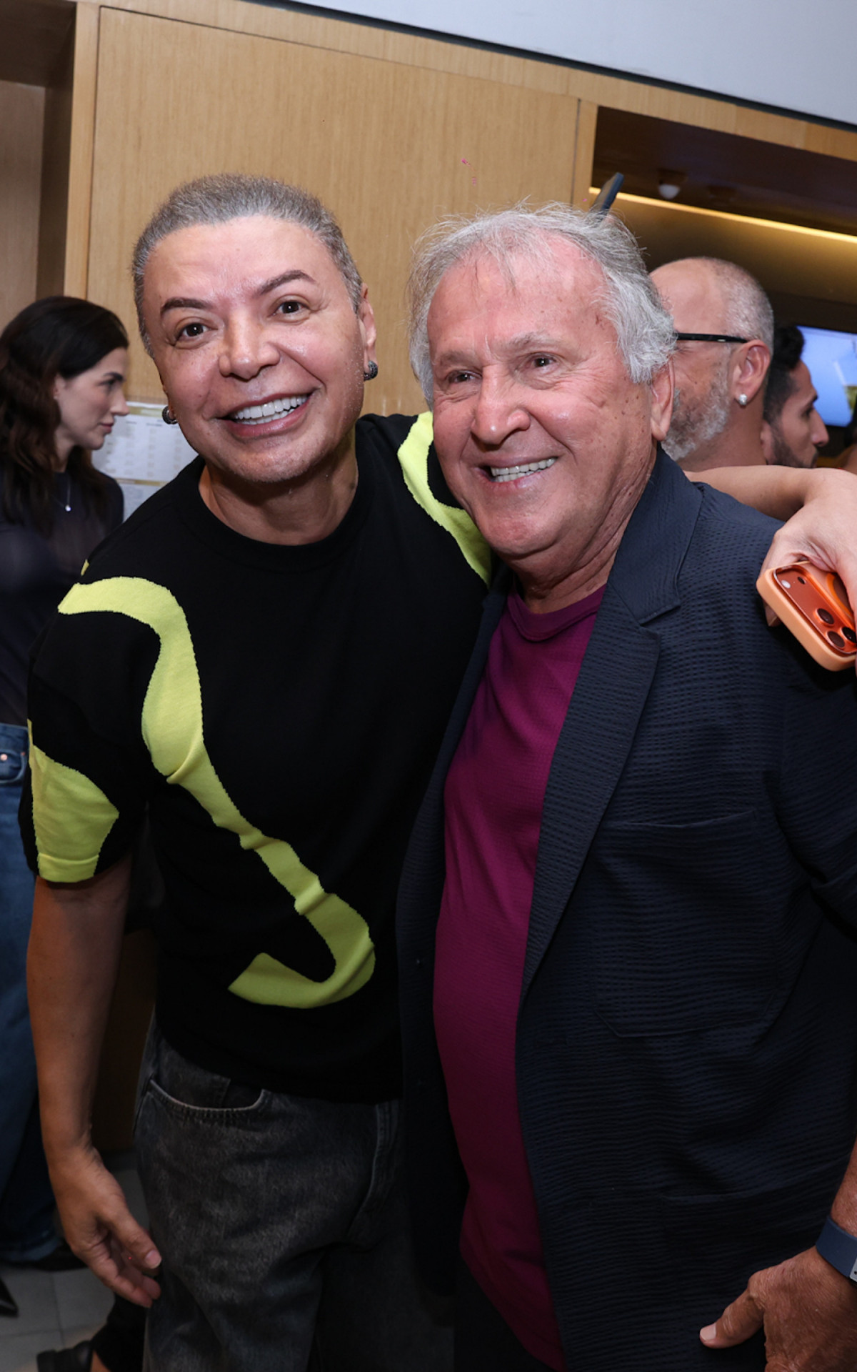 Zico reúne familiares, amigos e jogadores em pré-estreia de filme sobre sua trajetória