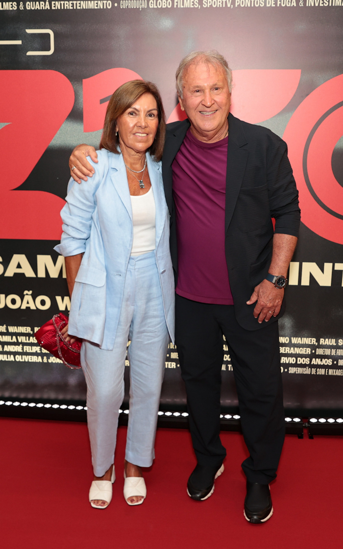 Zico reúne familiares, amigos e jogadores em pré-estreia de filme sobre sua trajetória