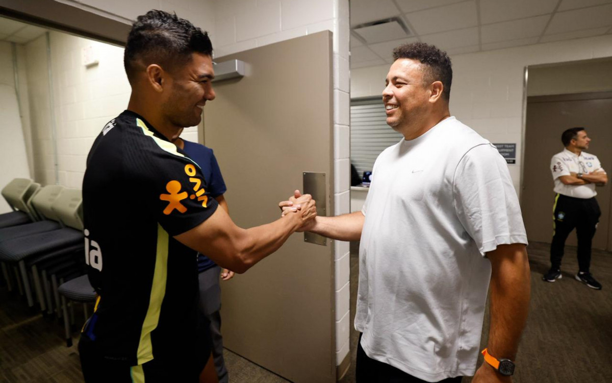 Ronaldo, que acompanhou o treino da Seleção, cumprimenta Casemiro