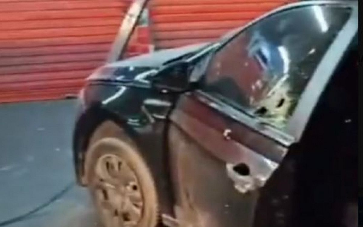 Carro usado por criminosos ficou com diversas marcas de tiros - Reprodu&ccedil;&atilde;o