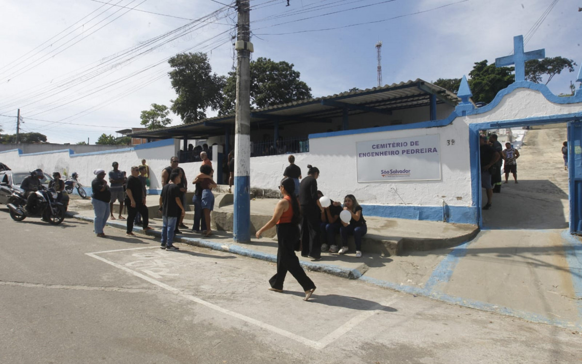 Enterro de adolescente esfaqueada em Japeri reúne familiares e amigos - Reginaldo Pimenta/Agência O DIA