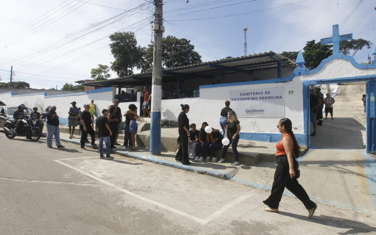 Enterro de adolescente esfaqueada em Japeri reúne familiares e amigos - Reginaldo Pimenta/Agência O DIA