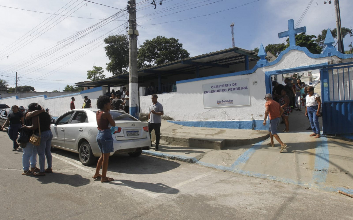 Enterro de adolescente esfaqueada em Japeri reúne familiares e amigos - Reginaldo Pimenta/Agência O DIA
