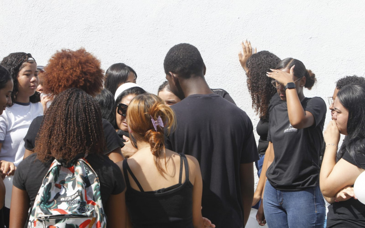 Enterro de adolescente esfaqueada em Japeri reúne familiares e amigos - Reginaldo Pimenta/Agência O DIA