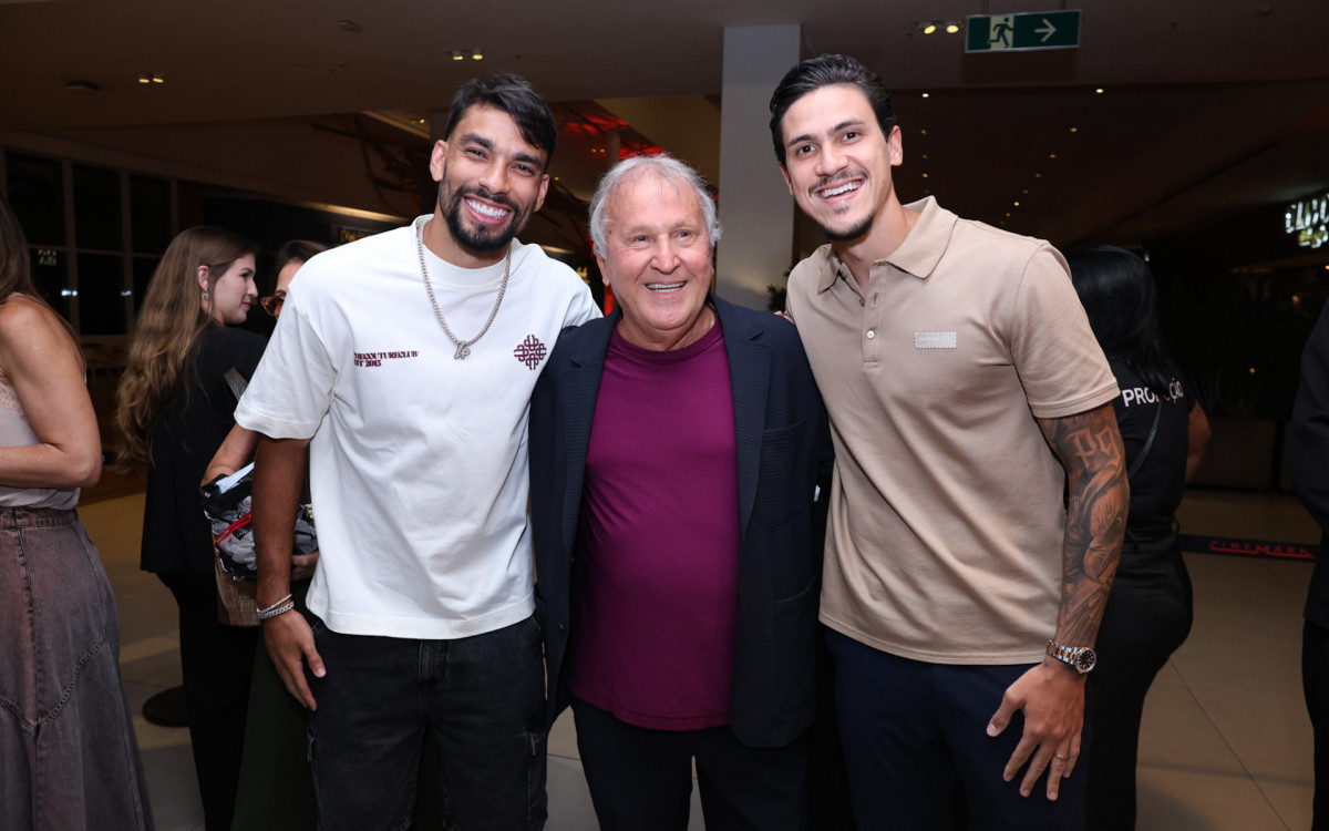 Zico reúne familiares, amigos e jogadores em pré-estreia de filme sobre sua trajetória