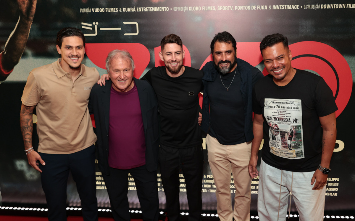 Zico reúne familiares, amigos e jogadores em pré-estreia de filme sobre sua trajetória