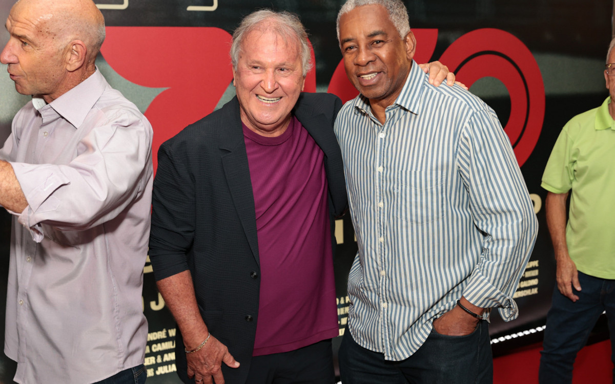 Zico reúne familiares, amigos e jogadores em pré-estreia de filme sobre sua trajetória