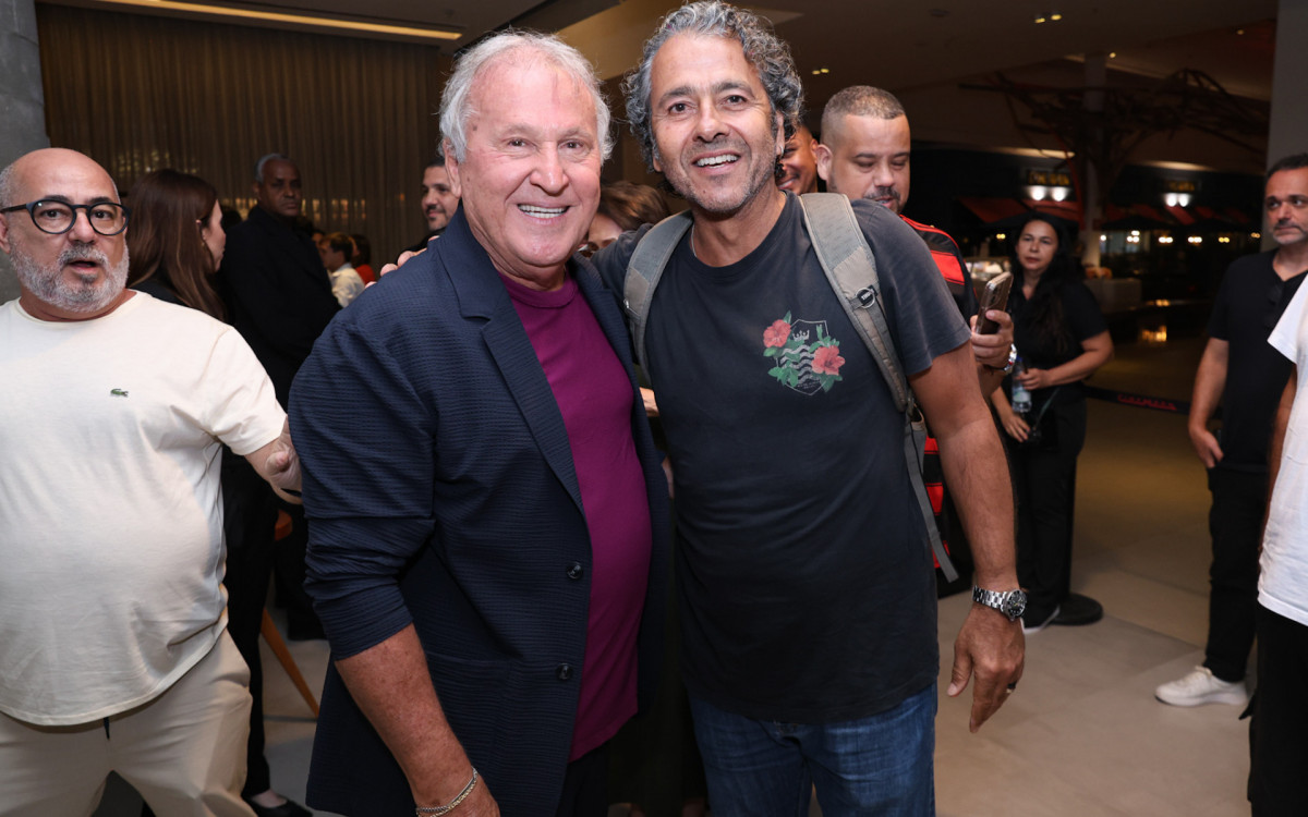 Zico reúne familiares, amigos e jogadores em pré-estreia de filme sobre sua trajetória