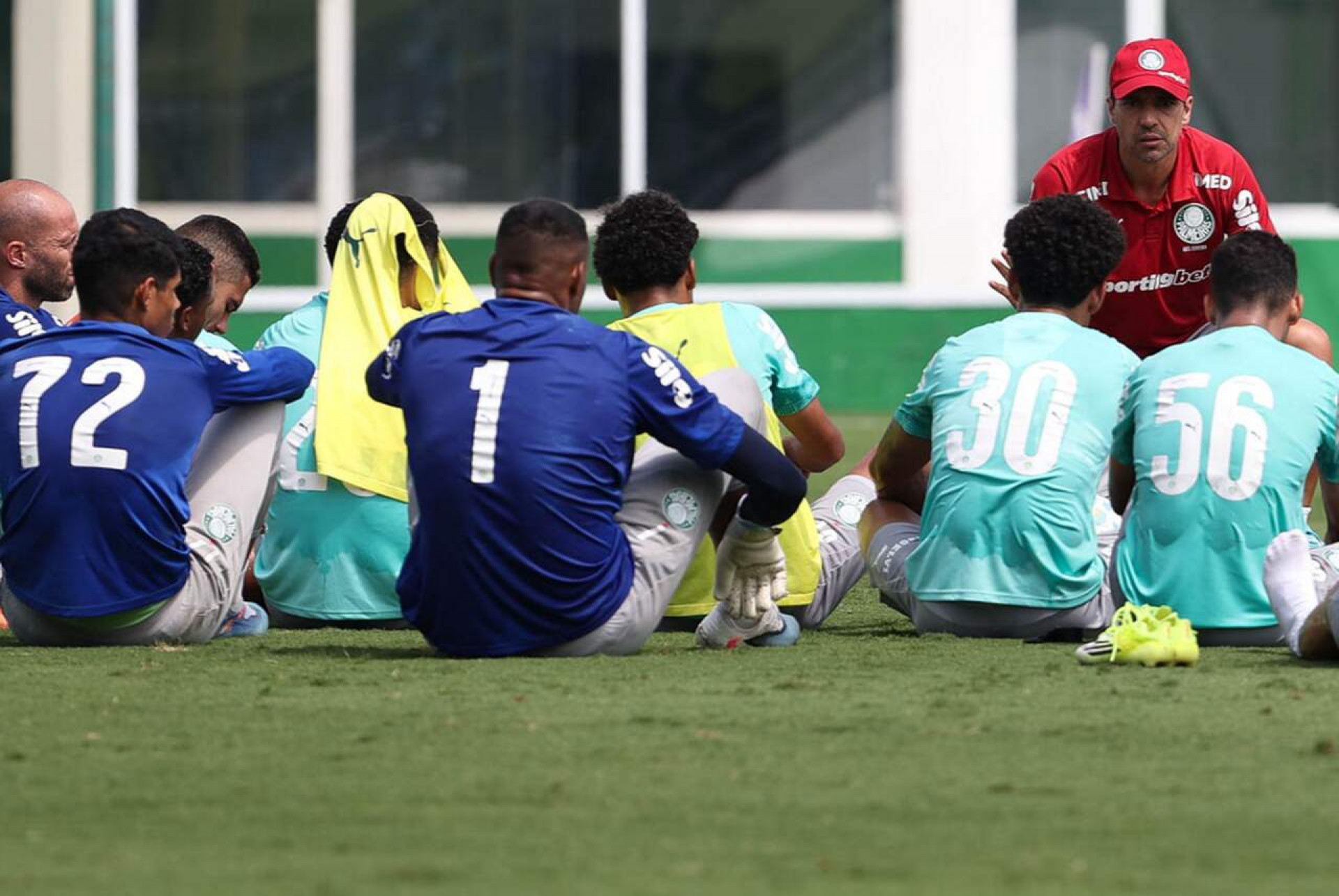 Palmeiras treina no CT e conta com Paulinho como “curinga”