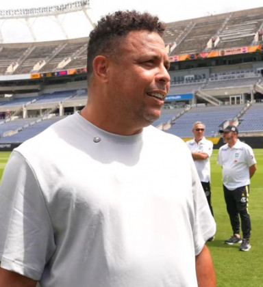 Ronaldo marca presença em treino e exalta a seleção brasileira
