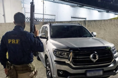 Caminhonete roubada na Zona Norte do Rio é recuperada na BR-040, em Petrópolis