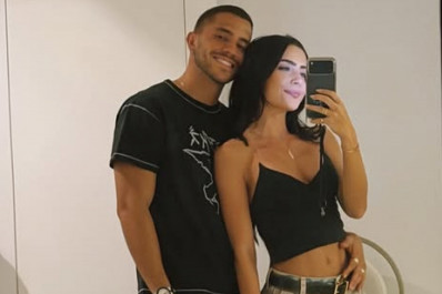 Jade Picon e Andre Lamoglia posam agarradinhos e com look combinando