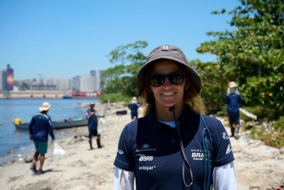 Surf e vela se unem em ação para retirar resíduos da Baía de Guanabara