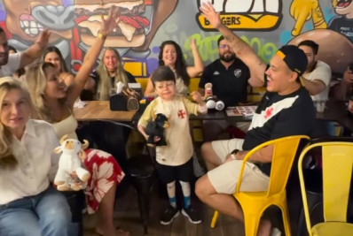 Vídeo! Menino Gui puxa música do Vasco com torcedores em restaurante de Manaus
