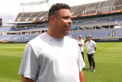 Ronaldo marca presença em treino e exalta a Seleção: 'Tem talentos incríveis'