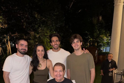 Faustão aparece em cadeira de rodas e sorridente em foto com a família 