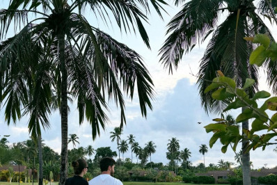 Camila Queiroz e Klebber Toledo encantam com novos cliques ao lado da filha