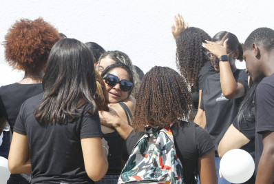 Família pede justiça em enterro de adolescente esfaqueada em Japeri: 'Foi premeditado'