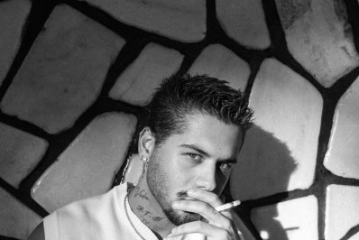 Zé Felipe posta fotos fumando e divide opiniões nas redes: 'Cigarro não'