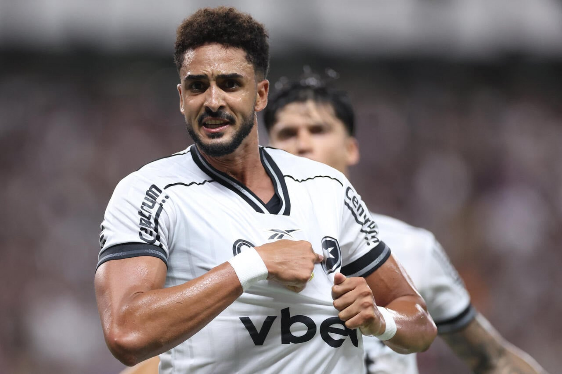 Fora desde 2025, Chris Ramos avan&ccedil;a em recupera&ccedil;&atilde;o no Botafogo