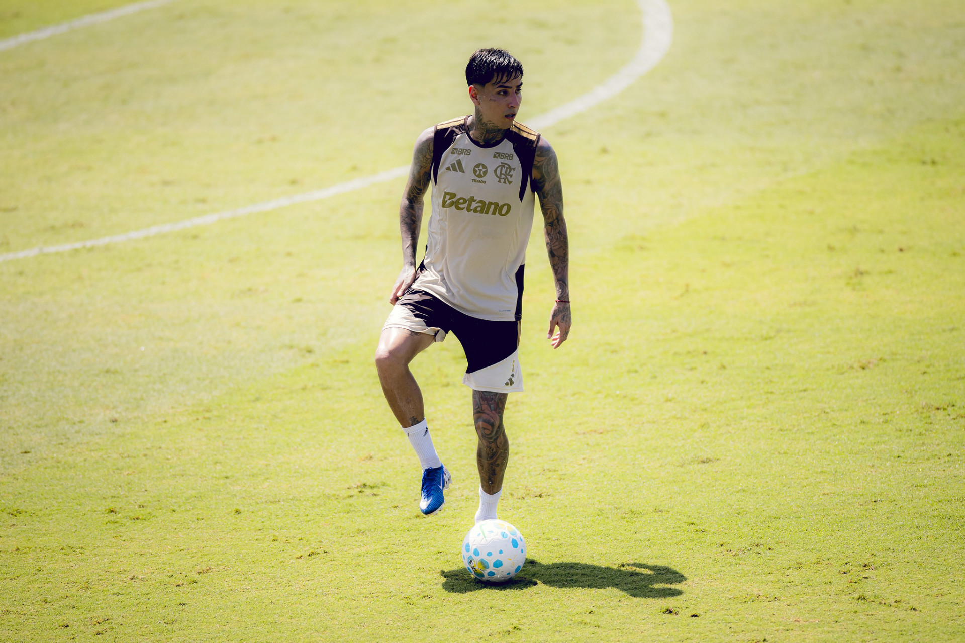 Punido pelo STJD, Pulgar desfalcará o Flamengo por três jogos no Brasileiro