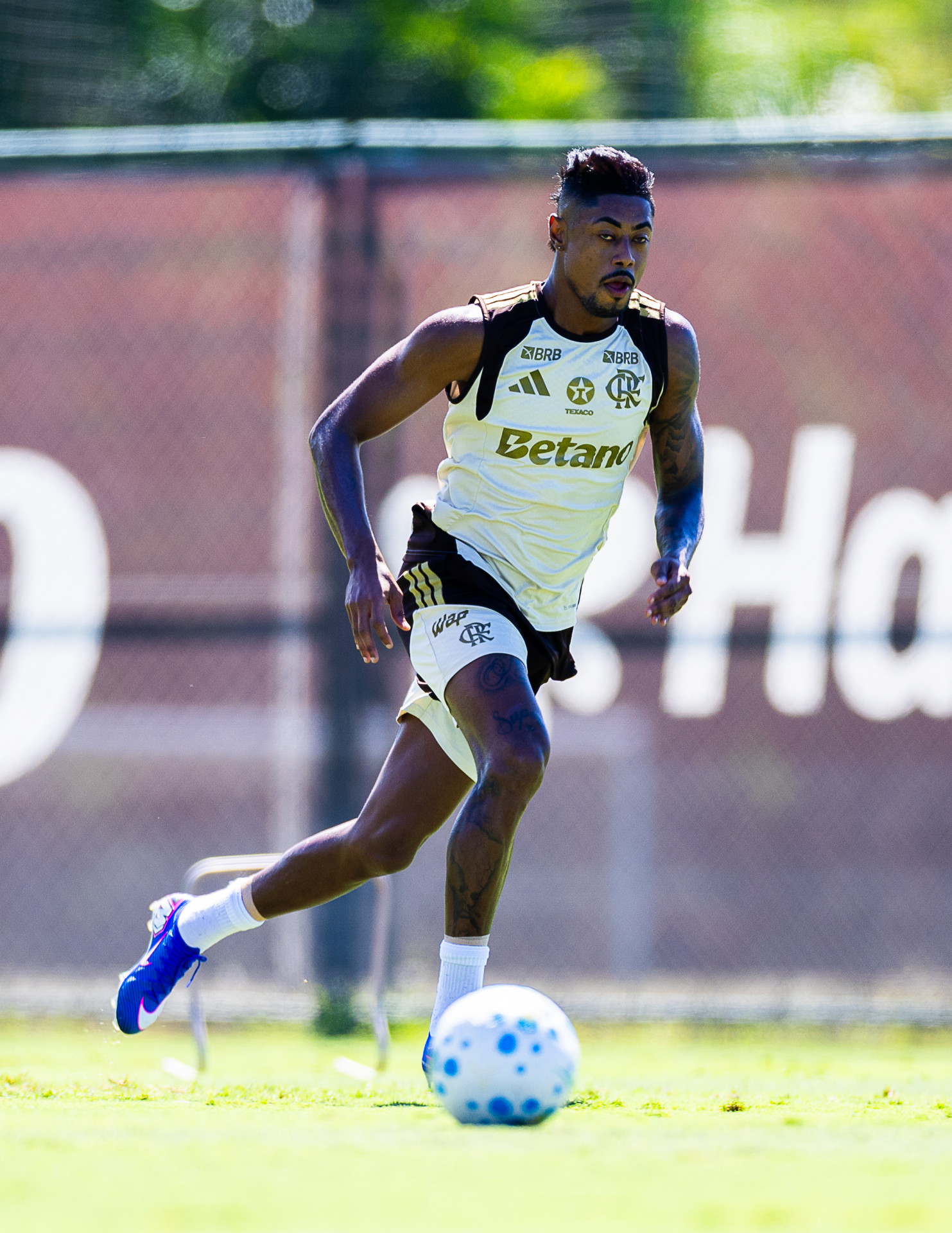 Bruno Henrique treina novamente com elenco e deve ficar à disposição contra o Bragantino