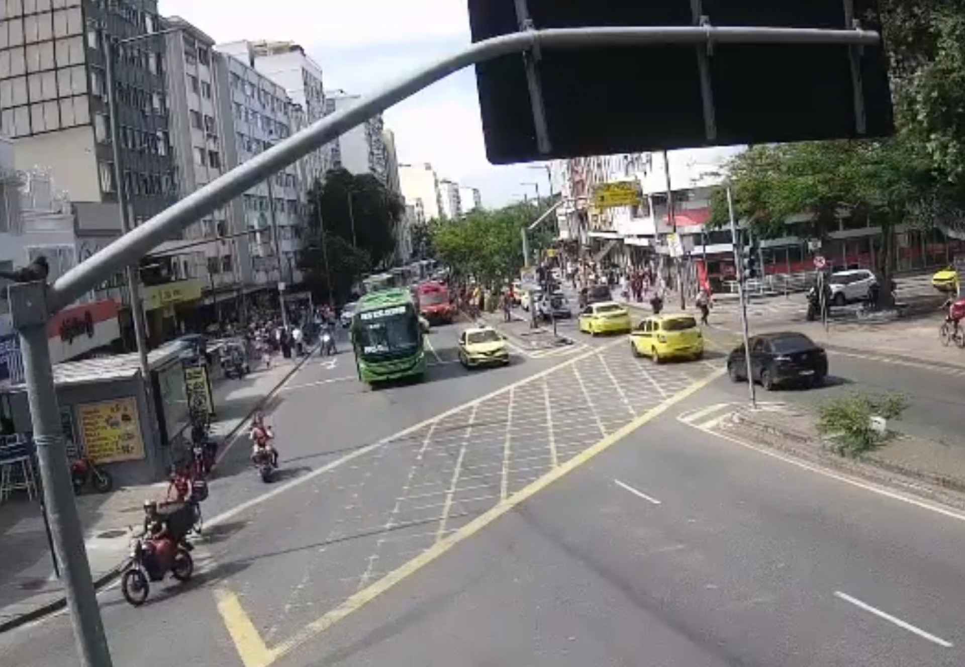 Mulher morre em acidente entre bicicleta elétrica e ônibus na Tijuca