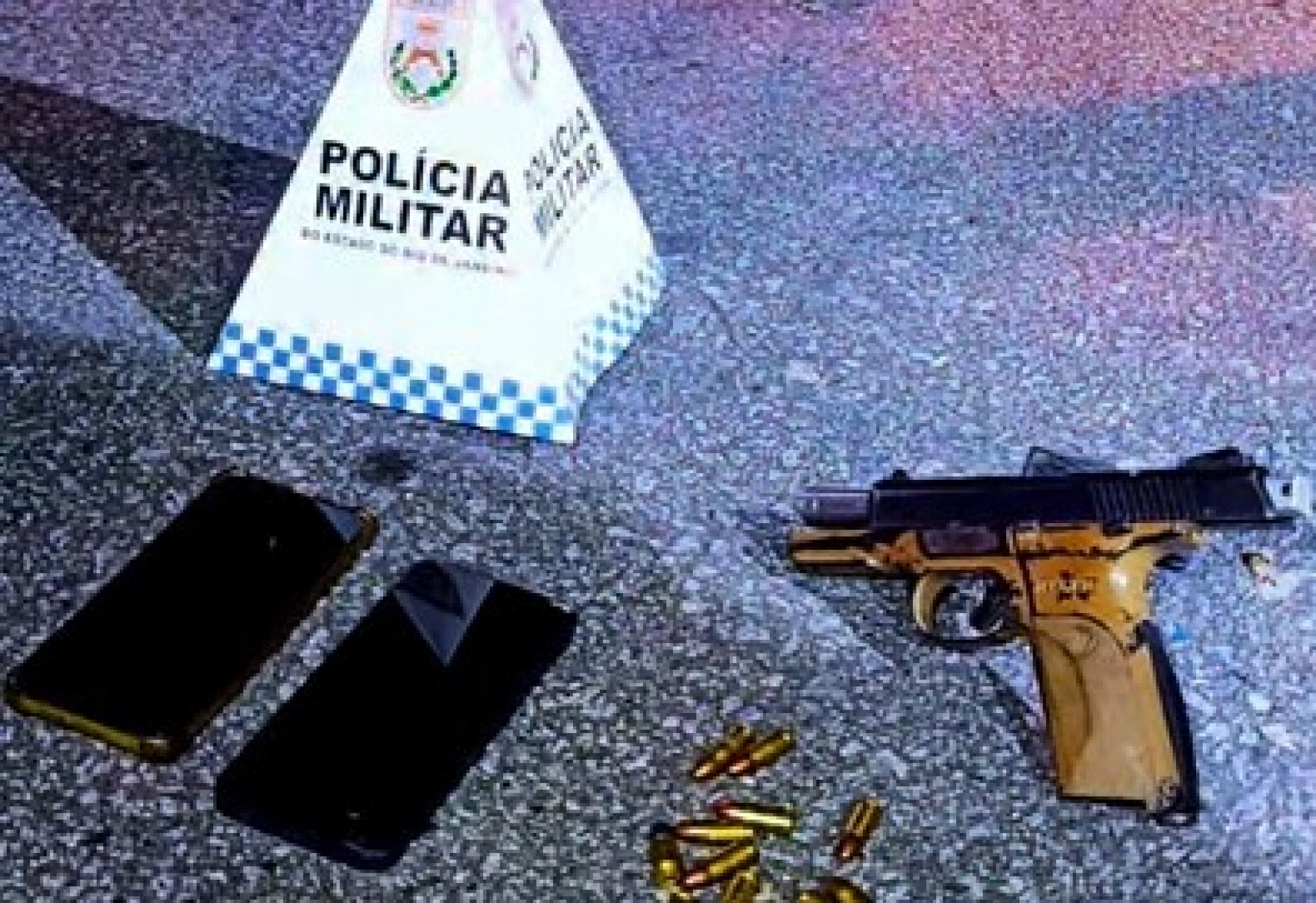 PM prende dois homens e apreende pistola com kit rajada em Paraíba do Sul