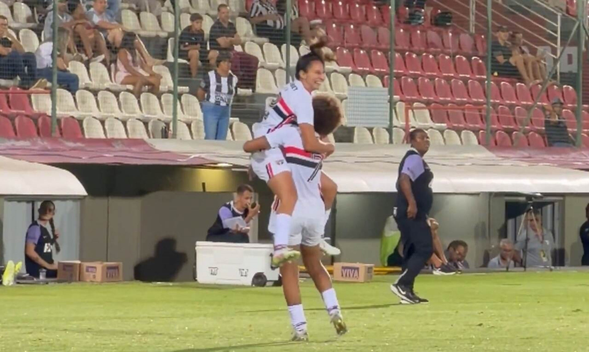 S&atilde;o Paulo vira para cima do Atl&eacute;tico e segue bem no Brasileir&atilde;o feminino