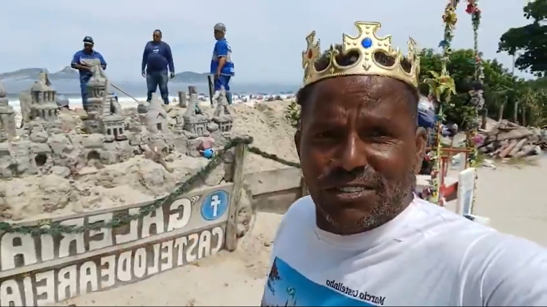 Artista Márcio Mizael Matolas lamenta demolição de castelo de areia da Praia do Pepê - Reprodução / Redes Sociais