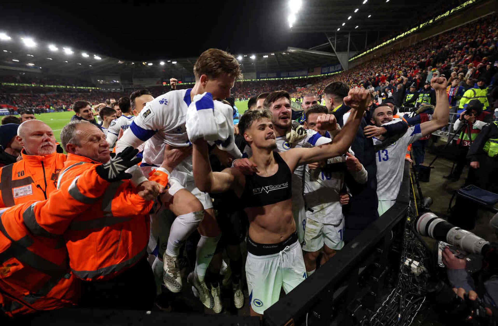 Atacante da B&oacute;snia cutuca It&aacute;lia: “Se tem medo de jogar em Gales, h&aacute; algo errado”