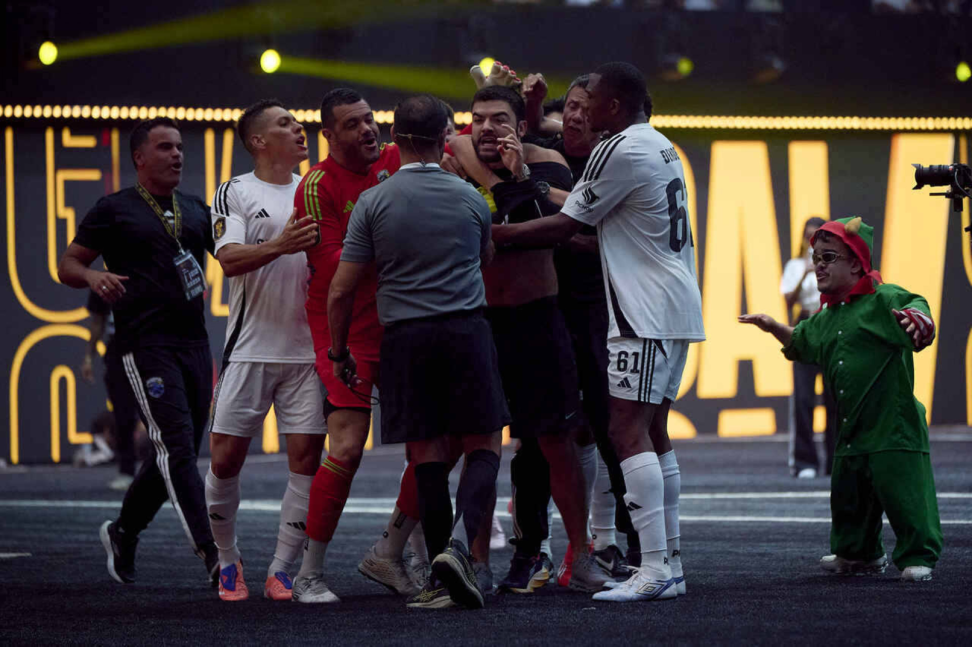 Dendele vira de forma &eacute;pica para cima do Nyvelados na Kings League Brasil