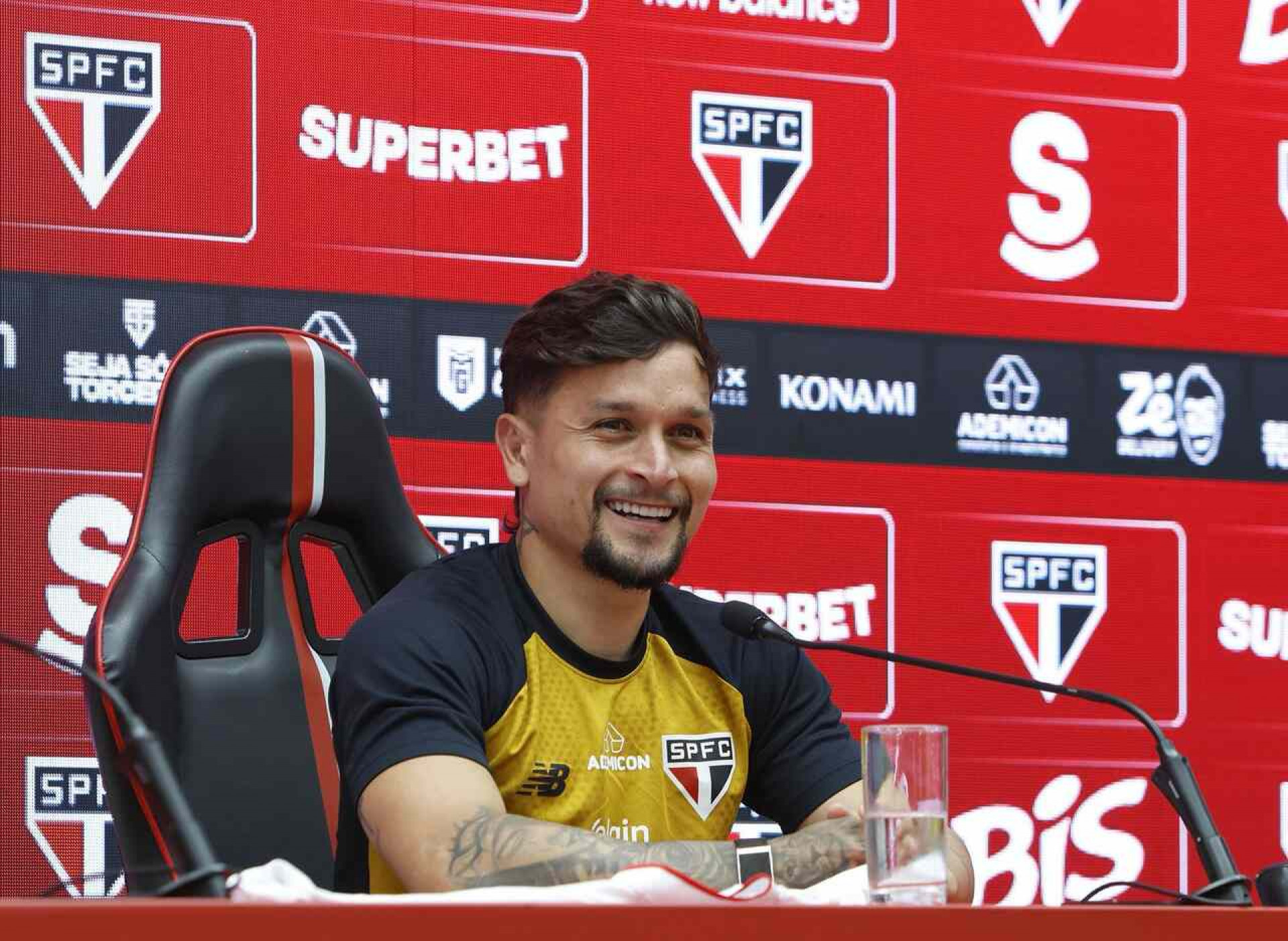 Artur &eacute; apresentado pelo S&atilde;o Paulo e revela contato de Roger Machado