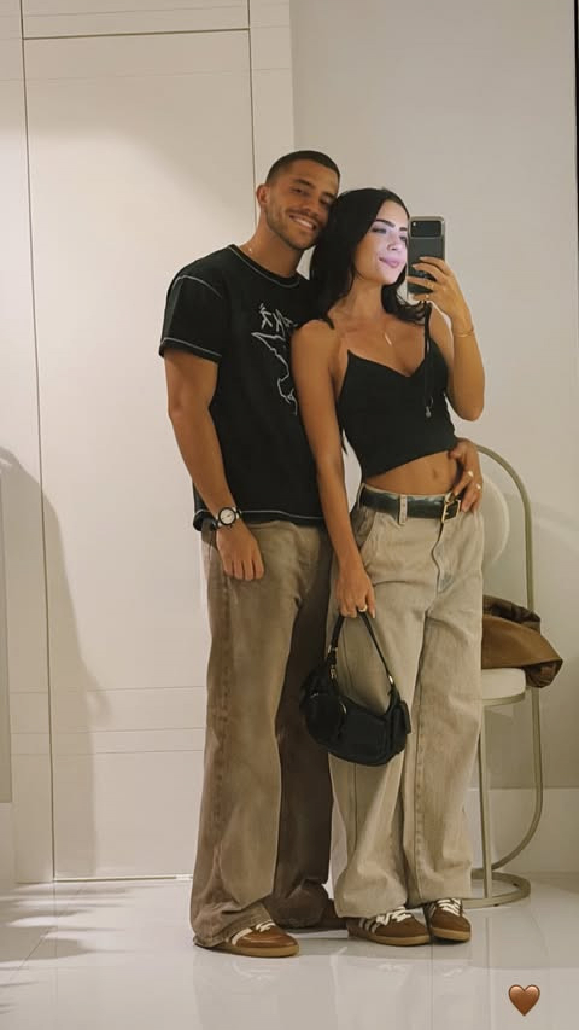 Jade Picon e Andre Lamoglia posam agarradinhos e com look combinando
