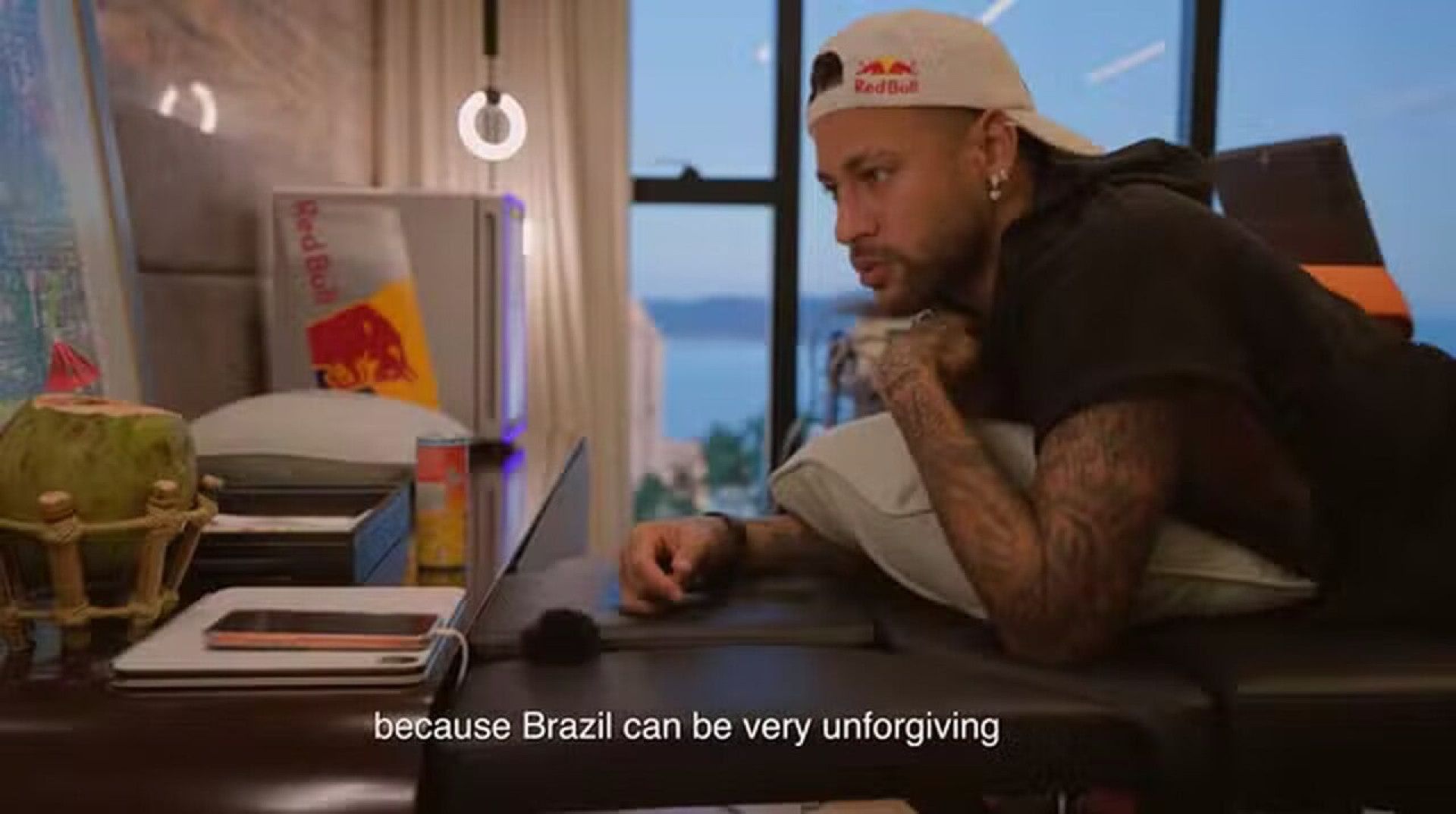 Neymar elogia Mbapp&eacute; e abre o jogo sobre press&atilde;o no futebol brasileiro