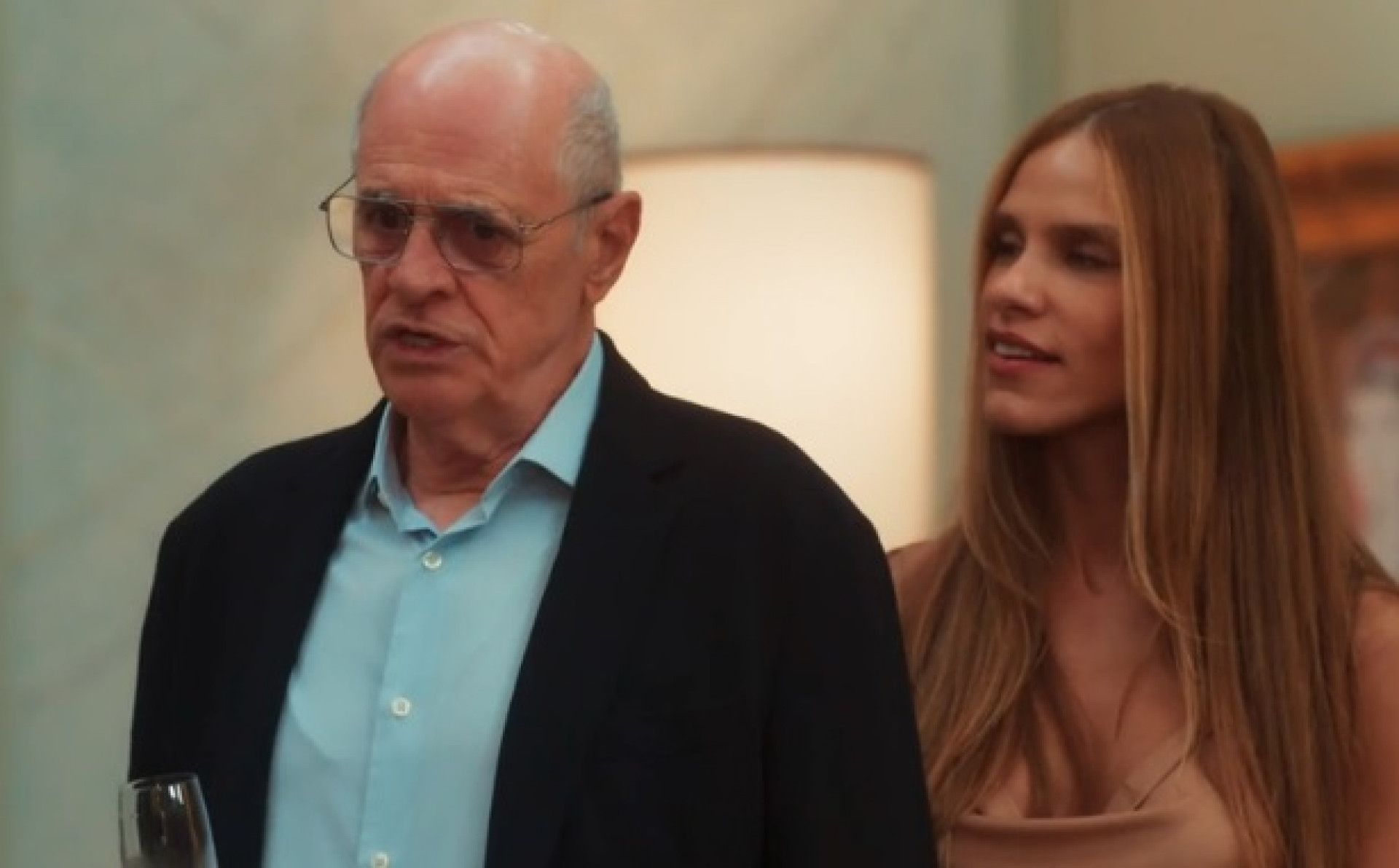 Marcela (Isabelle Nassar) e Alaor (Marcos Caruso) ficam noivos em 'Coração Acelerado' - Reprodução de vídeo / TV Globo