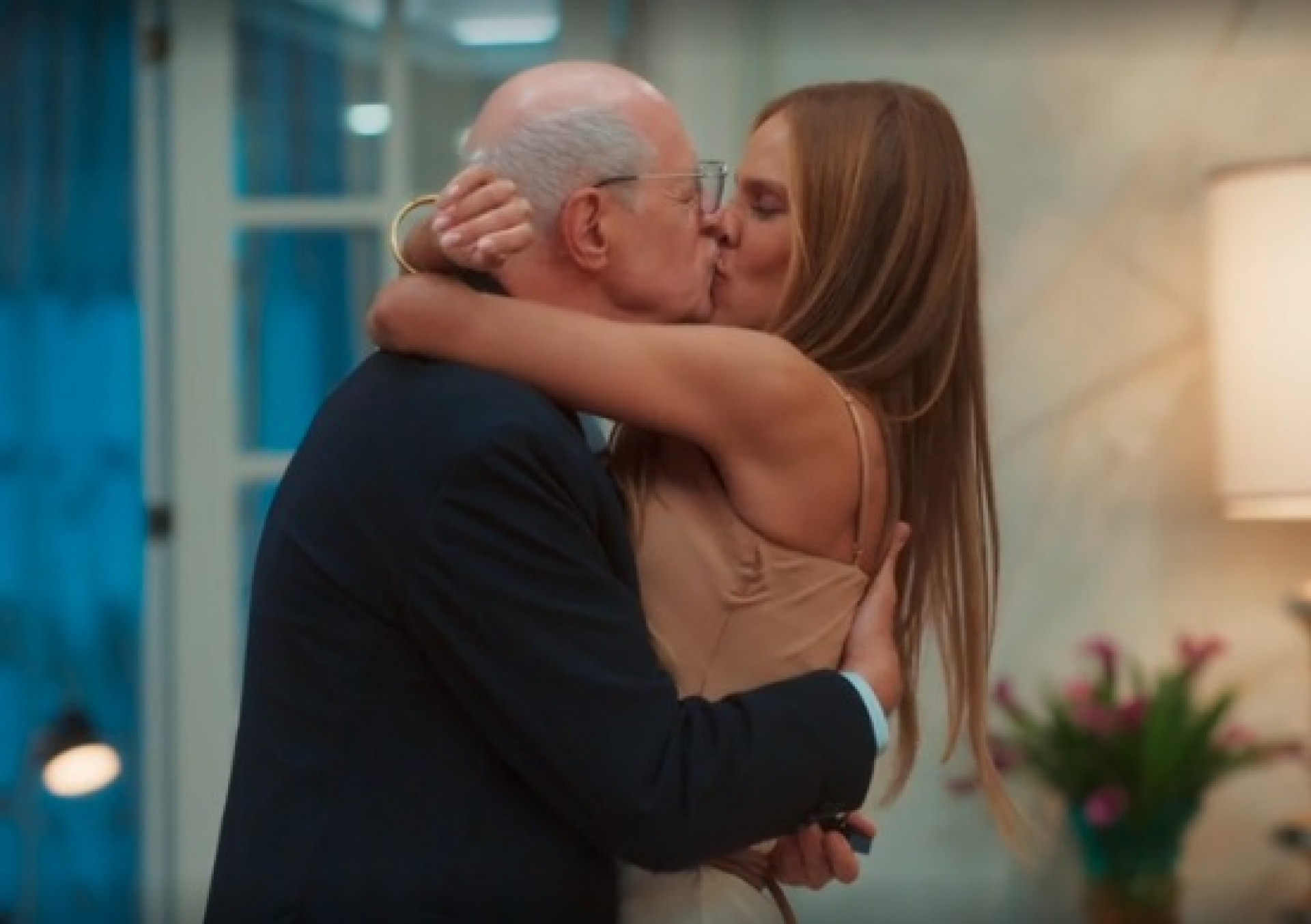 Marcela (Isabelle Nassar) e Alaor (Marcos Caruso) ficam noivos em 'Coração Acelerado' - Reprodução de vídeo / TV Globo