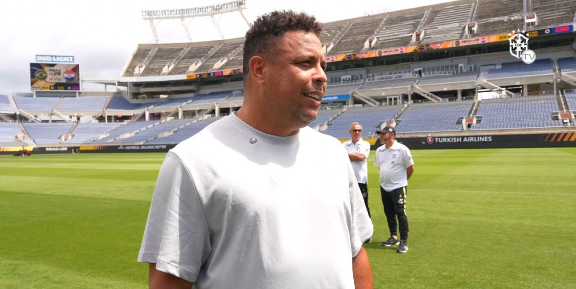 Ronaldo marca presença em treino e exalta a Seleção: 'Tem talentos incríveis'