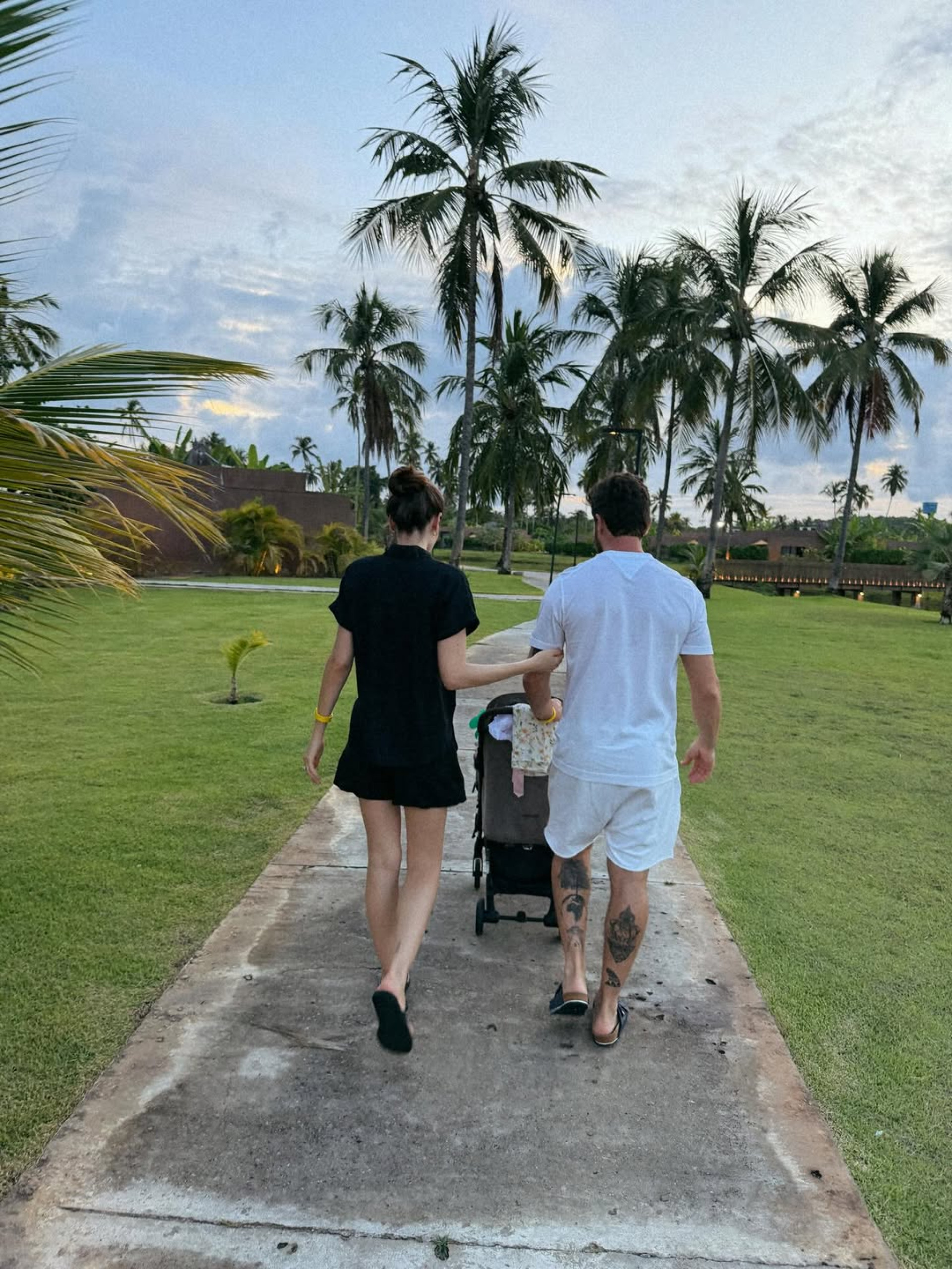 Camila Queiroz e Klebber Toledo passeiam com a filha, Clara - Reprodução / Instagram