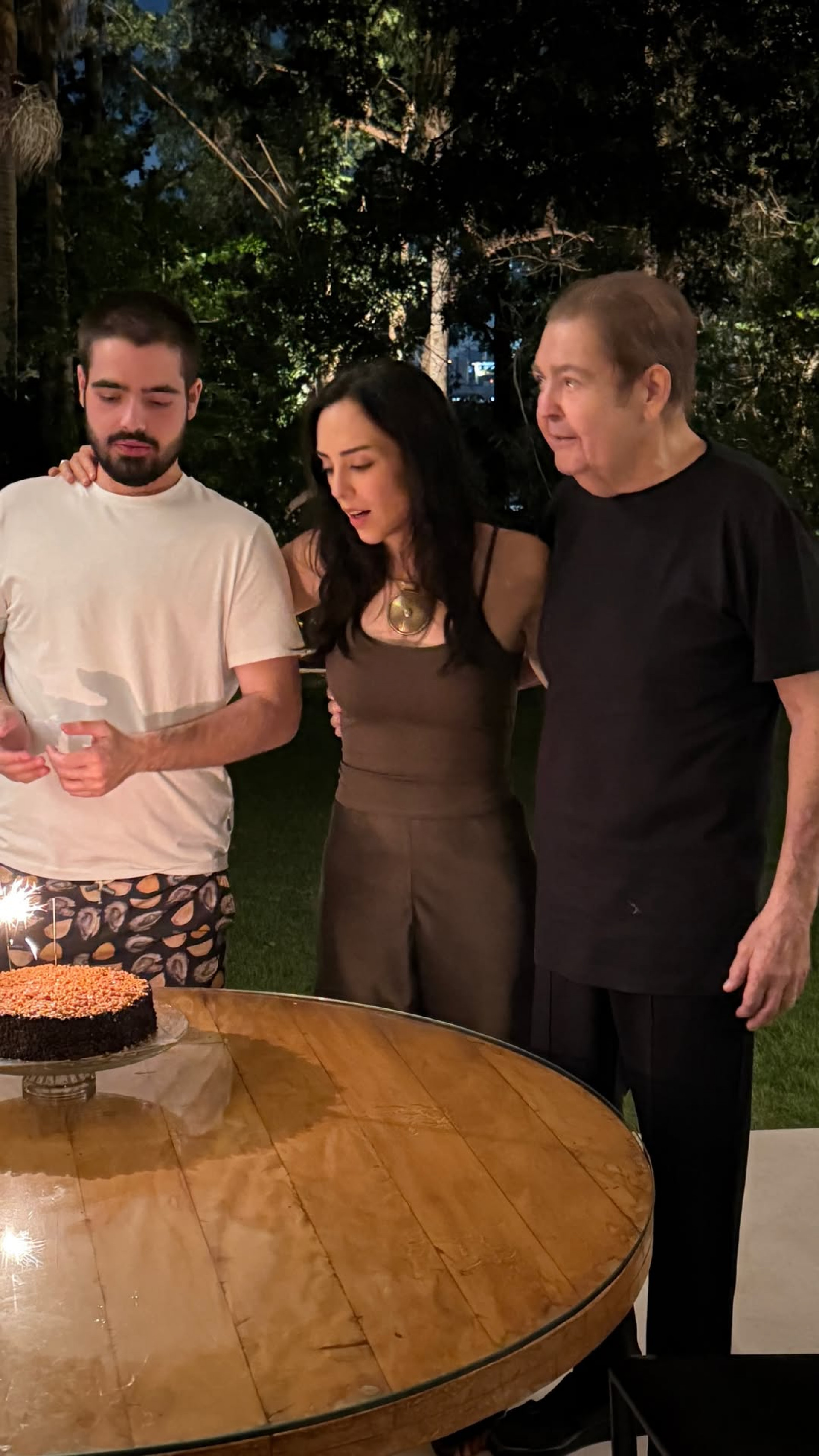 Lara Silva aparece ao lado do irmão e do pai em foto - Reprodução do Instagram