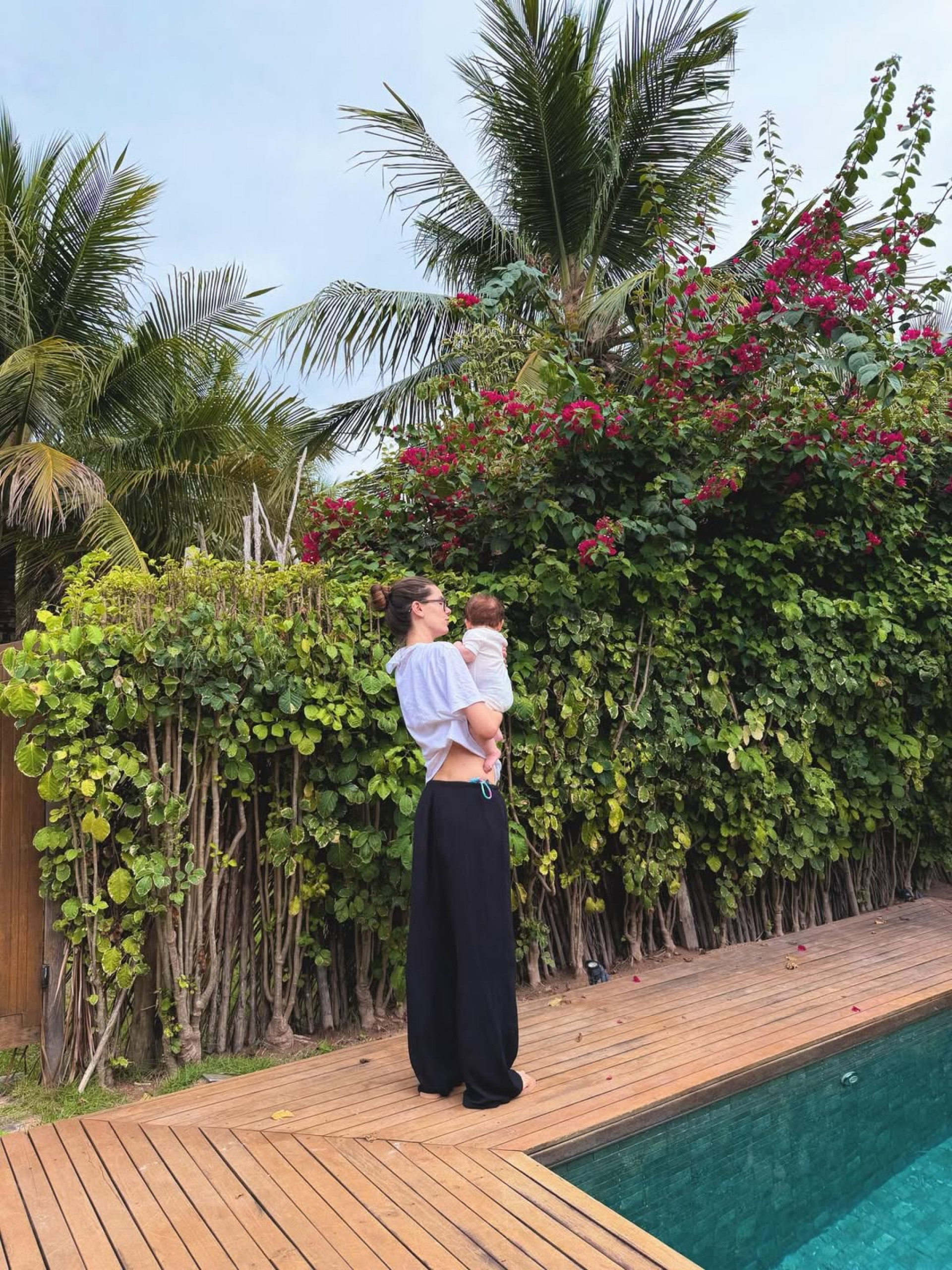 Camila Queiroz e a filha, Clara - Reprodução / Instagram